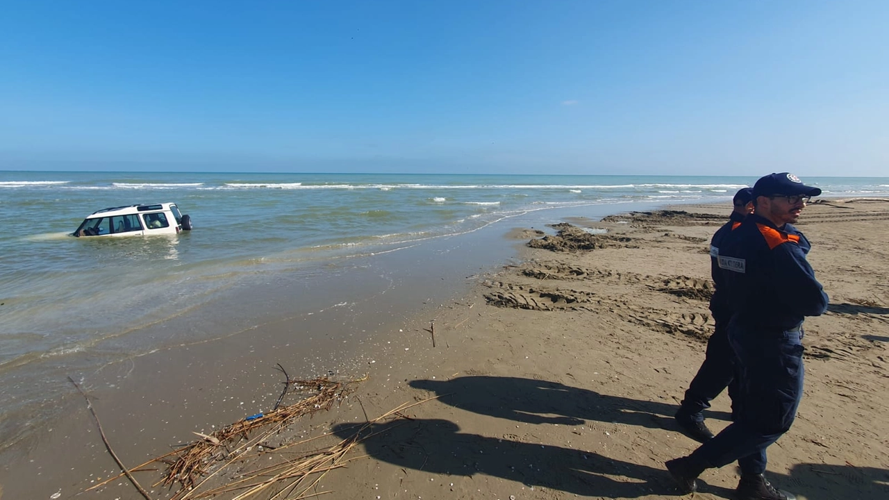 Auto si inabissa mentre tenta di guadare la foce del fiume tra Riccione e Rimini