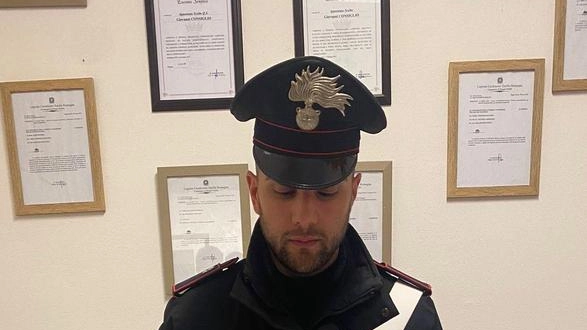 Vede i carabinieri e fa inversione: a casa aveva 50 grammi di hashish