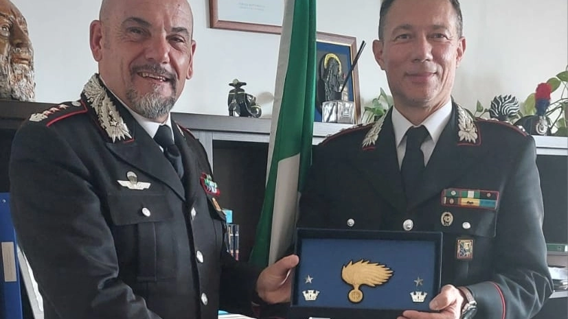 Il colonnello Leca consegna il grado di maggiore al comandante Mirco Marcucci