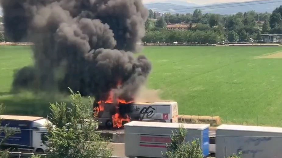 Autobus a fuoco in autostrada a Reggio Emilia, terrore sull'A1