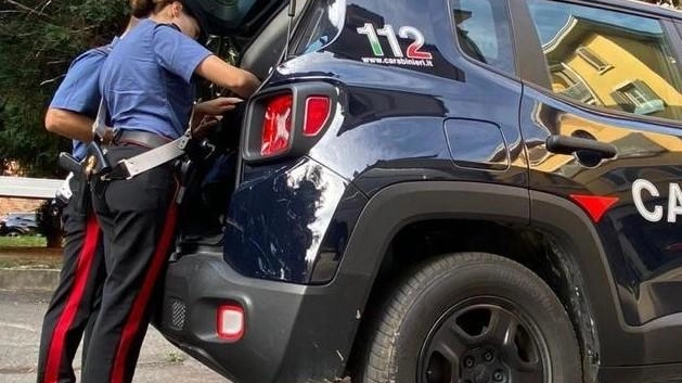 Lancia coltelli dal finestrino. In auto anche cocaina