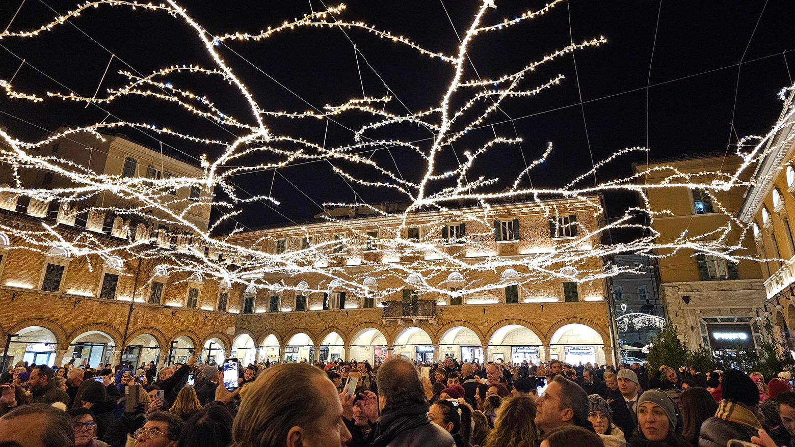 Anche quest’anno l’allestimento delle luminarie sarà curato dall’azienda ‘A New Event’ di Campolungo. Per il centro storico il progetto messo in campo vale 100mila euro le luci saranno di grande impatto e molto attrattive