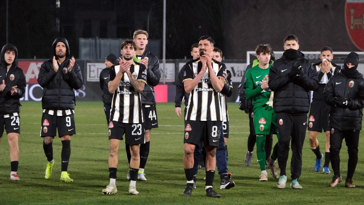 Il bianconeri salutano i tifosi al termine del match (foto La Bolognese)