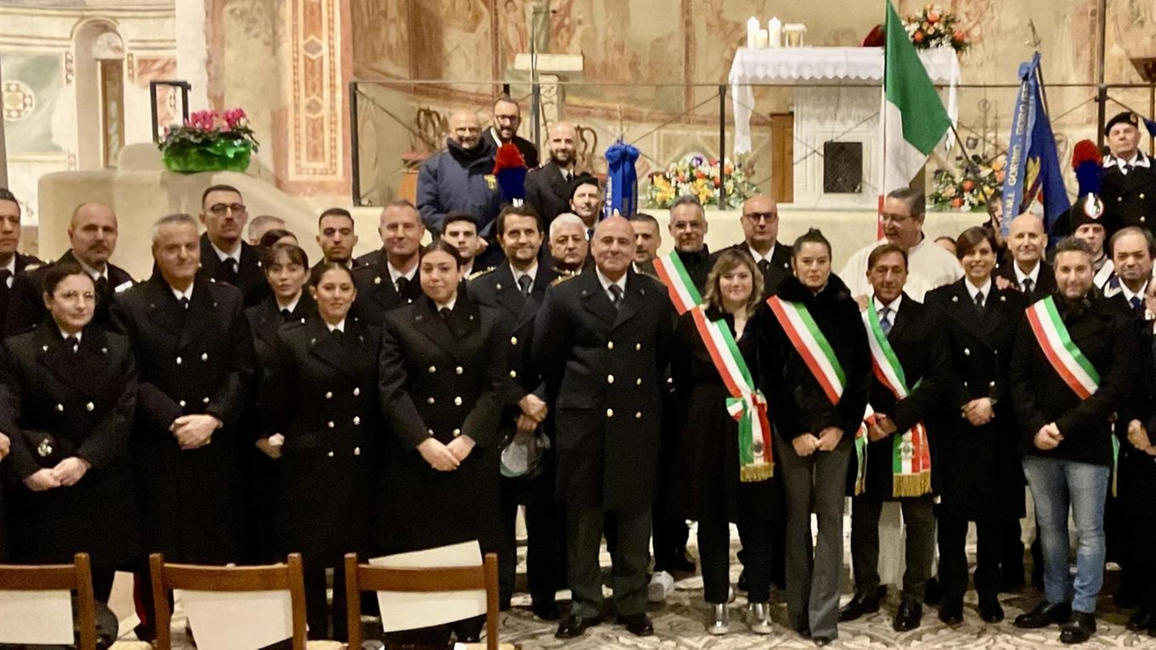 Celebrazione della Virgo Fidelis a Pomposa per i Carabinieri: omaggio al vice brigadiere Scantamburlo e messa con autorità locali e associazioni.