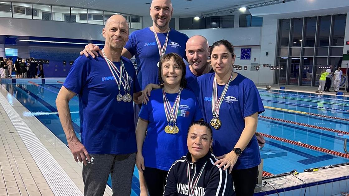 Nuoto pinnato,. Blu Atlantis Avis brilla ai Master