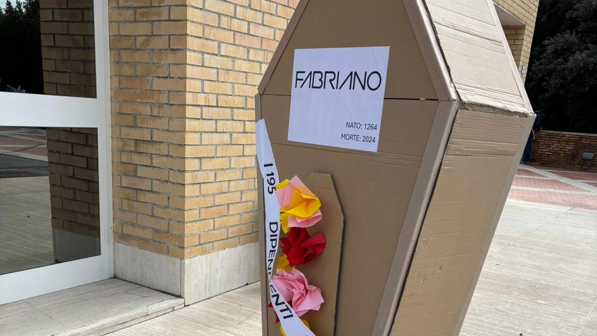 La protesta sotto il palazzo della Regione