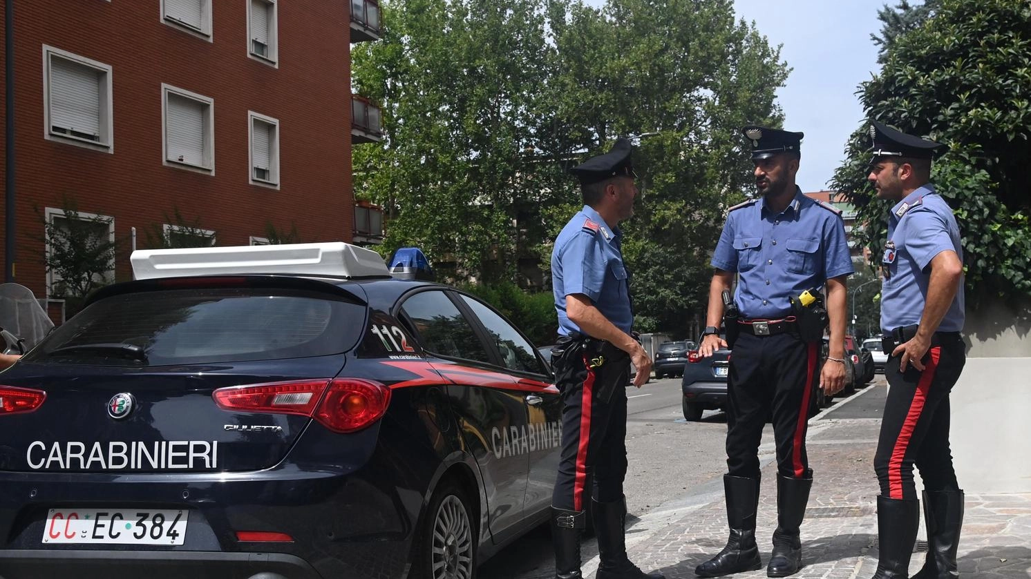 Filma e minaccia i carabinieri. E tenta di rubare la pistola: preso