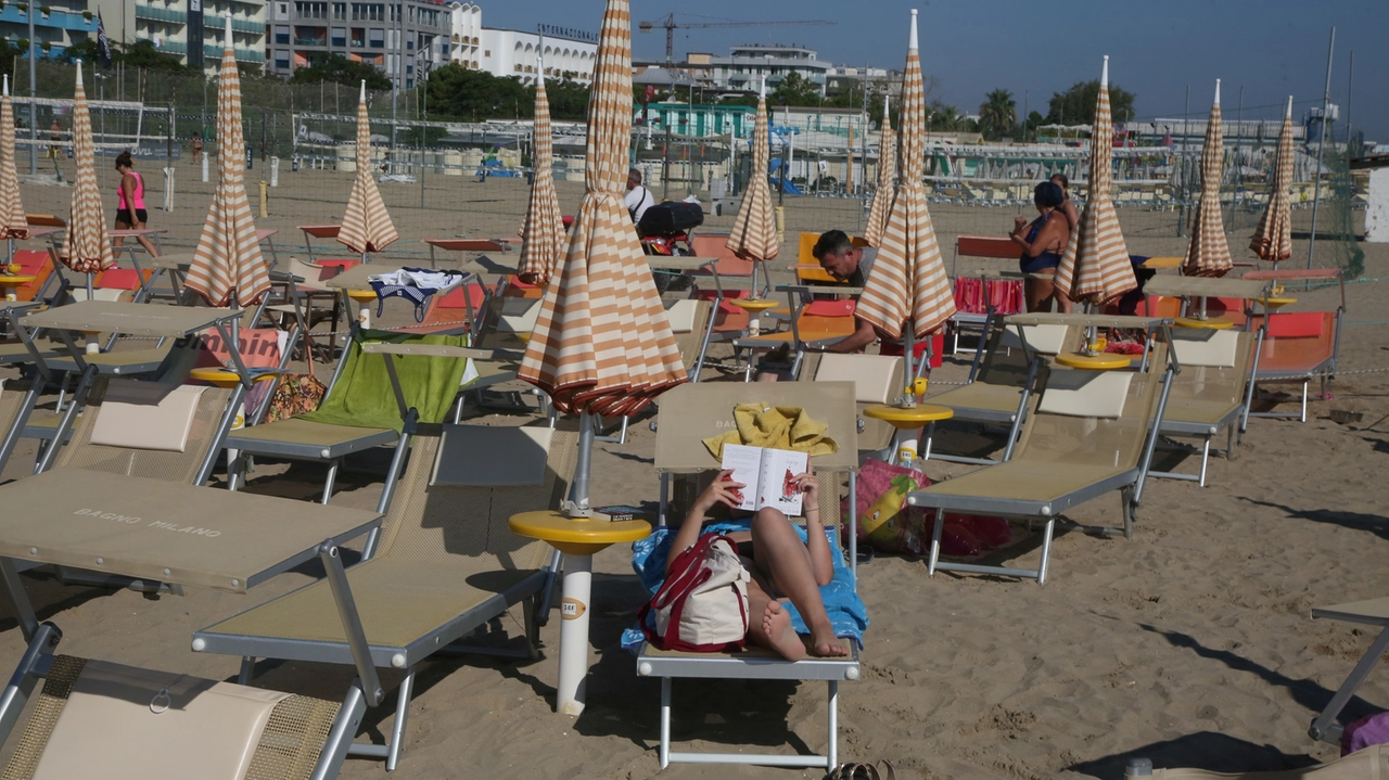 Protesta dei balneari a Cesenatico: ombrelloni chiusi (foto Ravaglia)