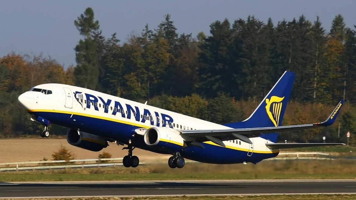 Volo Ryanair diretto a Bruxelles fatto atterrare a Lussemburgo. I passeggeri raccontano di un odore acre nella cabina (foto d'archivio)