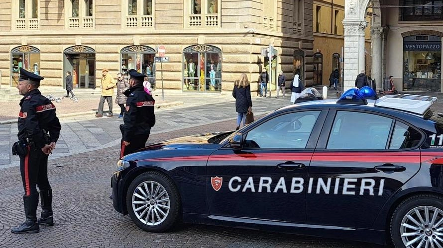 Indagini dei carabinieri dopo la brutale aggressione in centro (foto archivio)