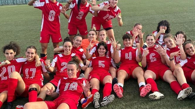 La Cf Maceratese trionfa 0-7 contro la Polisportiva Mandolesi nella prima giornata di Eccellenza femminile. Torresi elogia la squadra per la prestazione e guarda fiducioso al futuro.