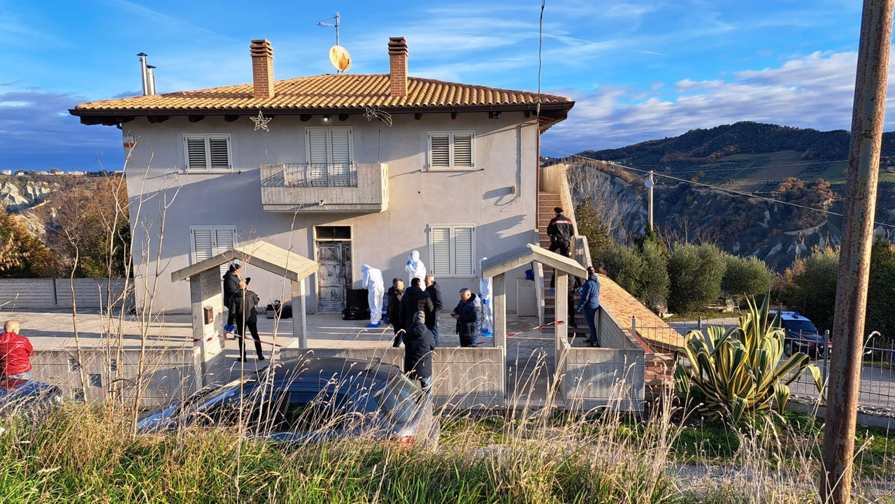 La casa del femminicidio di Castignano (Ascoli Piceno): ha ucciso la moglie 45enne e ha tentato il suicidio. Sul posto carabinieri, vigili del fuoco e ambulanze