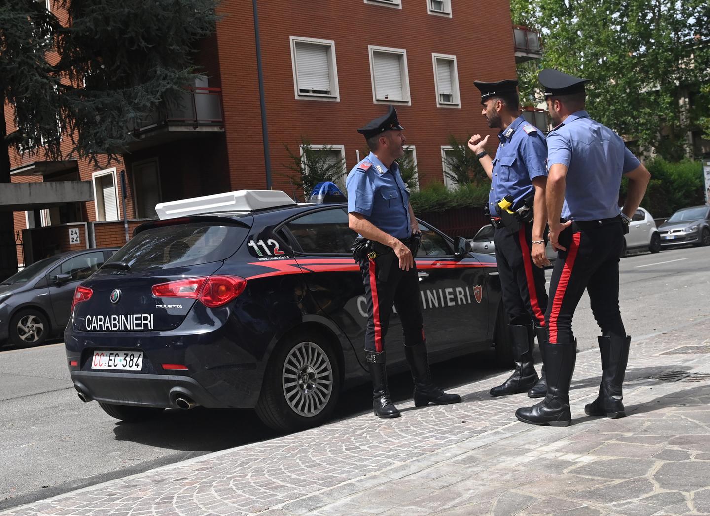 Violentata nello stabile occupato a Bologna: nel mirino il marito e il suo amico