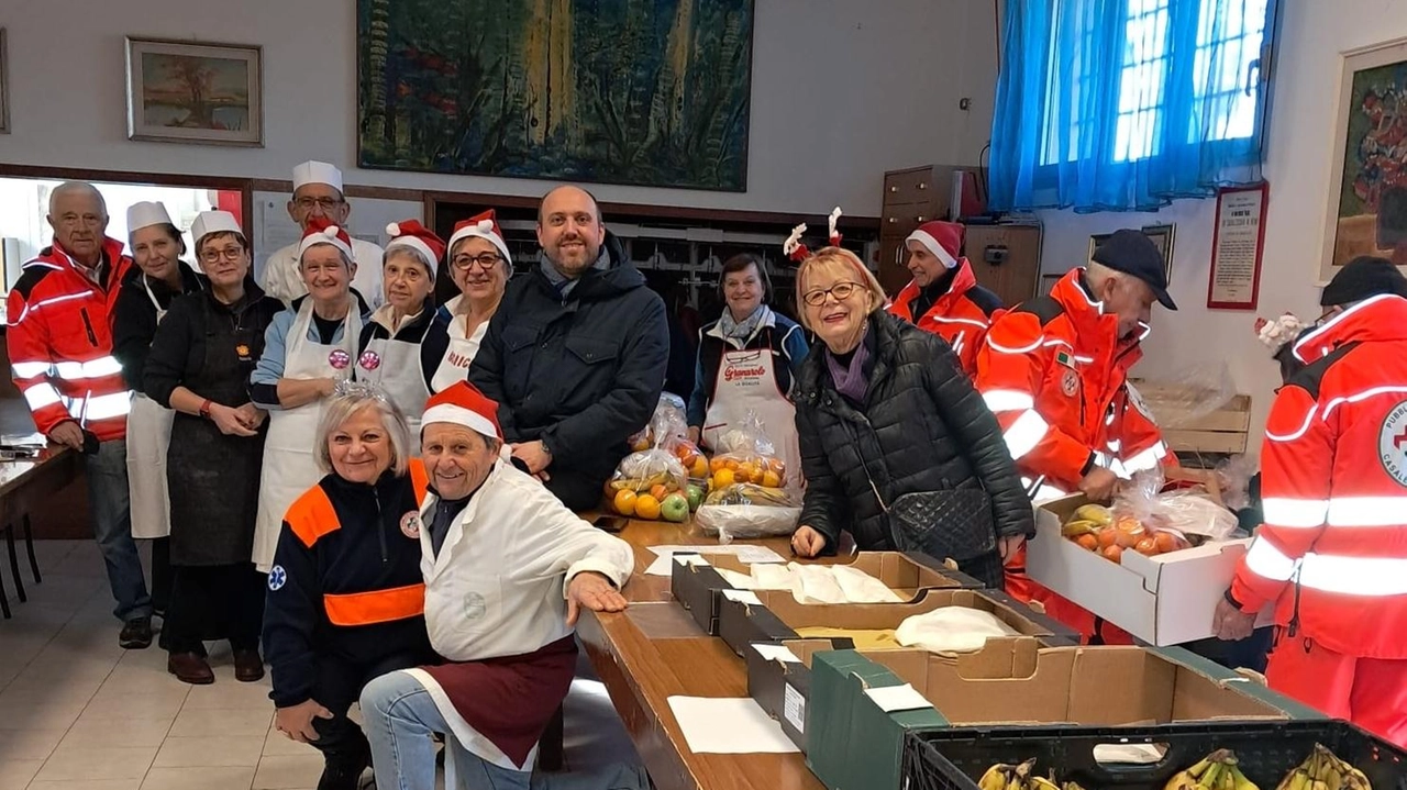 Il sindaco con i volontari addetti alla preparazione dei pasti per le persone meno abbienti