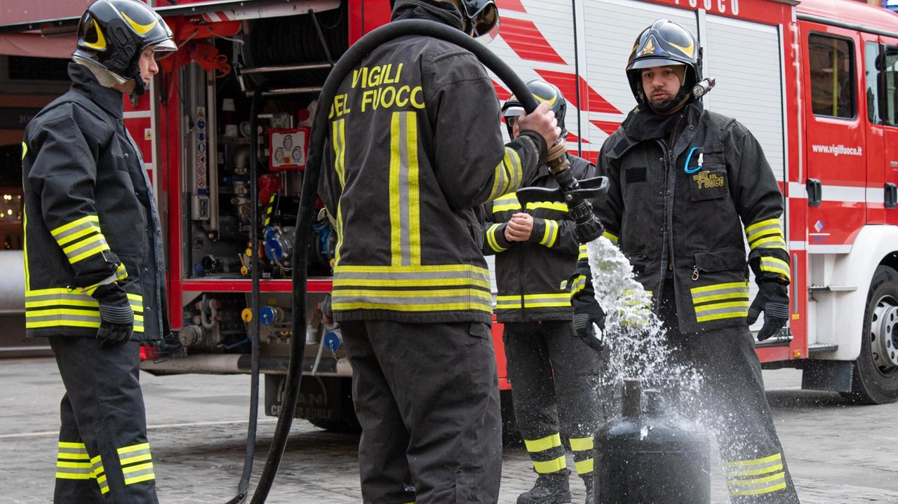 Il principio d’incendio davanti al Caffè Bologna, nessun danno o ferito. Tanto fumo in piazza, ma i pompieri hanno spento rapidamente il rogo.