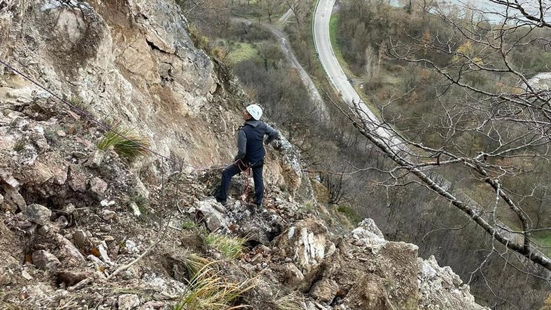 Una duna per arginare la frana sulla Sp108