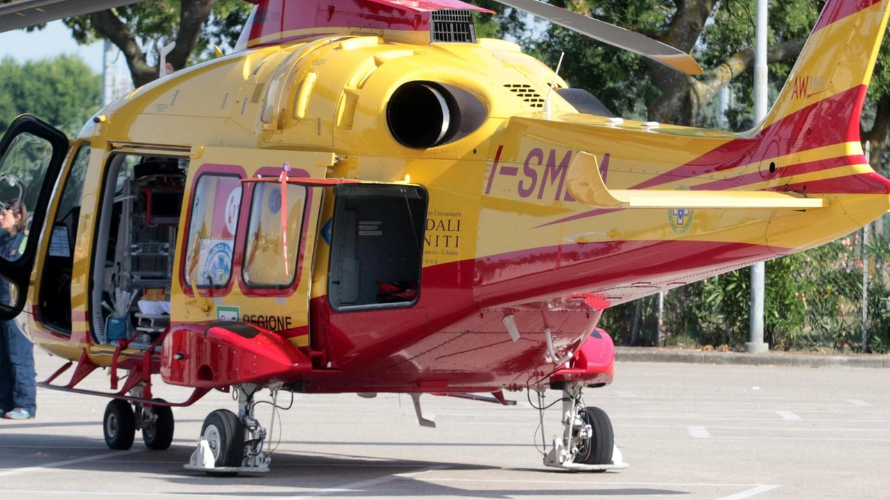 Un ragazzo di 17 anni di Ascoli è caduto con la moto, trasportato in eliambulanza al trauma center di Ascona. Incidente autonomo, ma non grave.