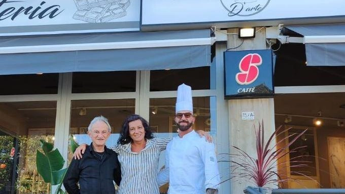 Il bar pasticceria "I fabbricanti d’arte" a Corridonia ospita il Centro Studi Giovanni Carnevale dopo lo spostamento dalla Chiesa di San Claudio. Il Presidente Antognozzi elogia la nuova libertà di ricerca, mentre si sollevano preoccupazioni sul silenzio dell'assessore alla cultura comunale.