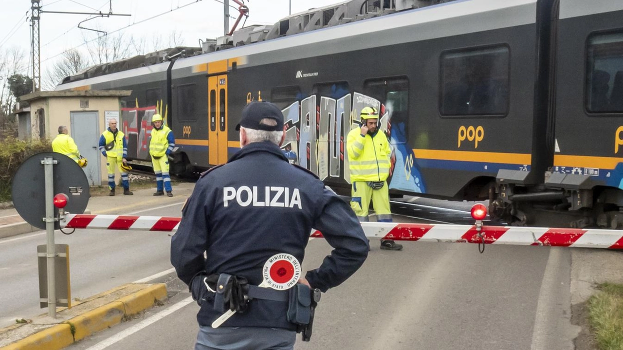 Gli agenti della Polfer nel luogo dell’incidente al passaggio a livello di via Ravegnana a Faenza (foto Tedioli)