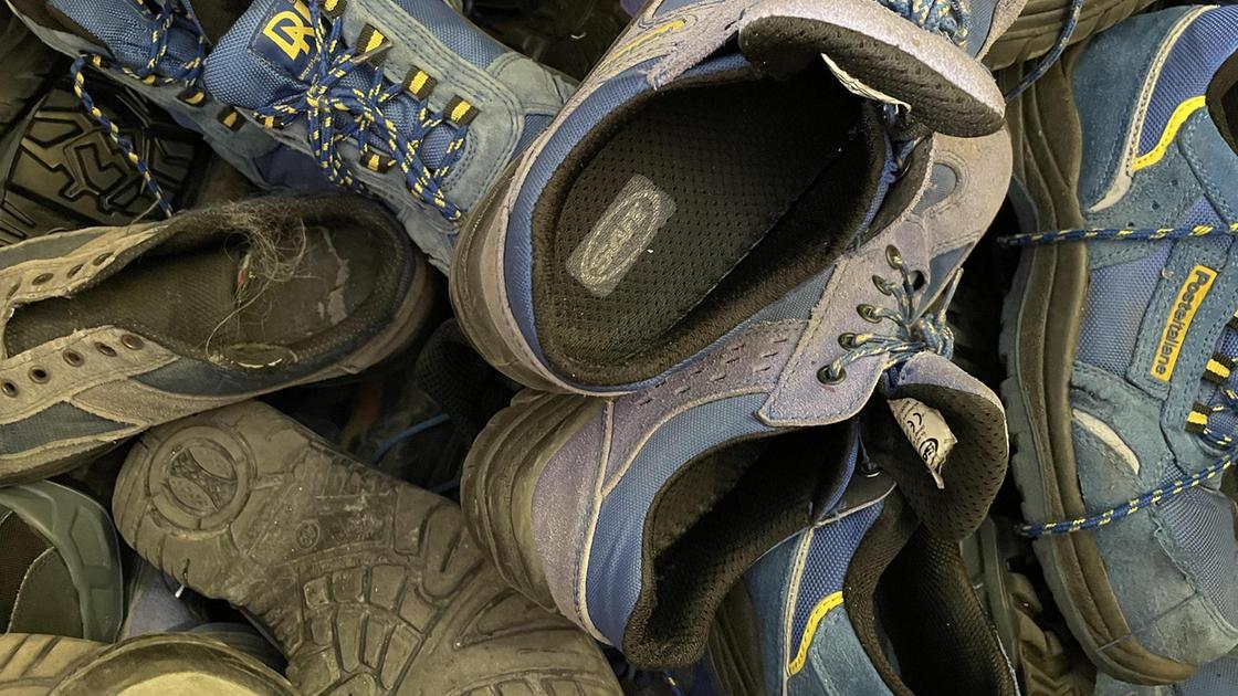 Le scarpe vecchie dei postini?. Diventano un pavimento antiurto