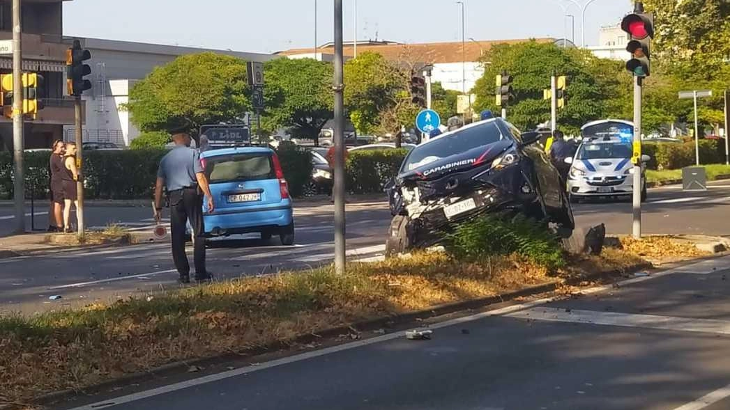 Un’auto dei carabinieri si è scontrata, ieri mattina intorno alle 9, con una Panda guidata da una donna di 67...