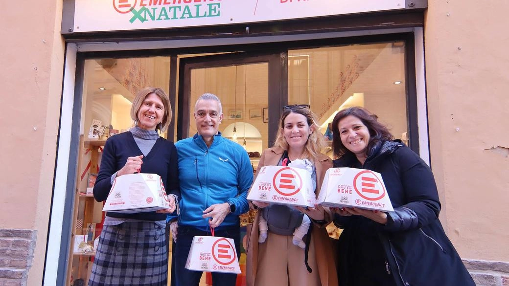 Il negozio di Natale di Emergency del 2023, in via Cairoli. Quest’anno in Carlo Mayr