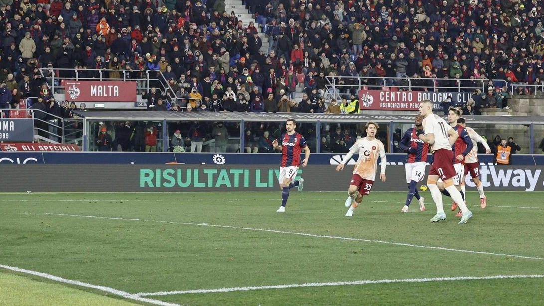 Succede tutto nella ripresa: l’ex Saelemaekers in gol su errore di Skorupski, in 4 minuti c’è il sorpasso rossoblù. Sull’ultima azione, Abisso con il Var dà il penalty ai giallorossi. Altri punti persi nel finale come con Juve e Verona.