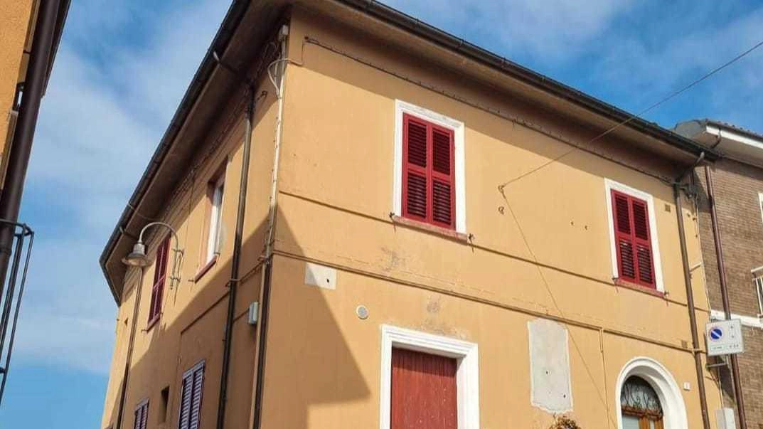 La palazzina di Gabioce Monte al centro della battaglia tra maggioranza. e opposizione