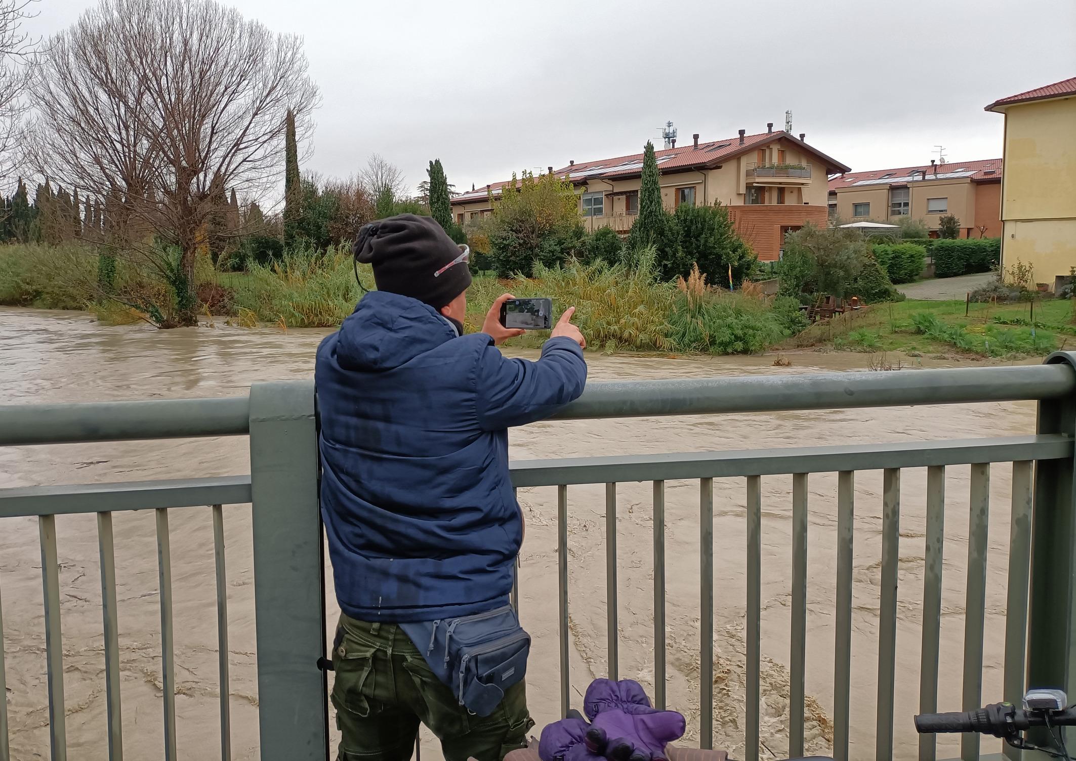 Allerta maltempo a Rimini, il fiume Uso ha superato la soglia rossa: le strade e i ponti chiusi