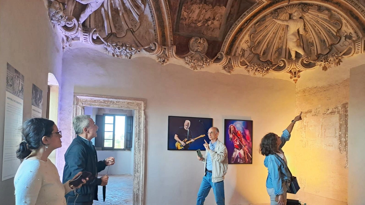 Visitatori della mostra ’Pictures Of You’ allestita al Palazzo Ducale di Montebello