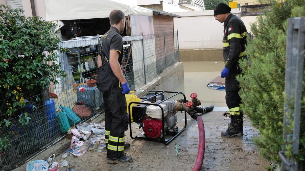 Interventi dei vigili del fuoco per asportare acqua nelle zone di nuovo allagate a Forlì nella zona di via Pelacano (foto Frasca)