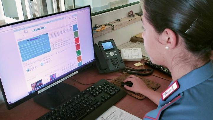 Un uomo di 31 anni è stato denunciato per truffa aggravata a Longiano. Aveva ingannato un 50enne di Cervia con una finta polizza assicurativa online. Le indagini dei carabinieri hanno portato all'identificazione del truffatore.