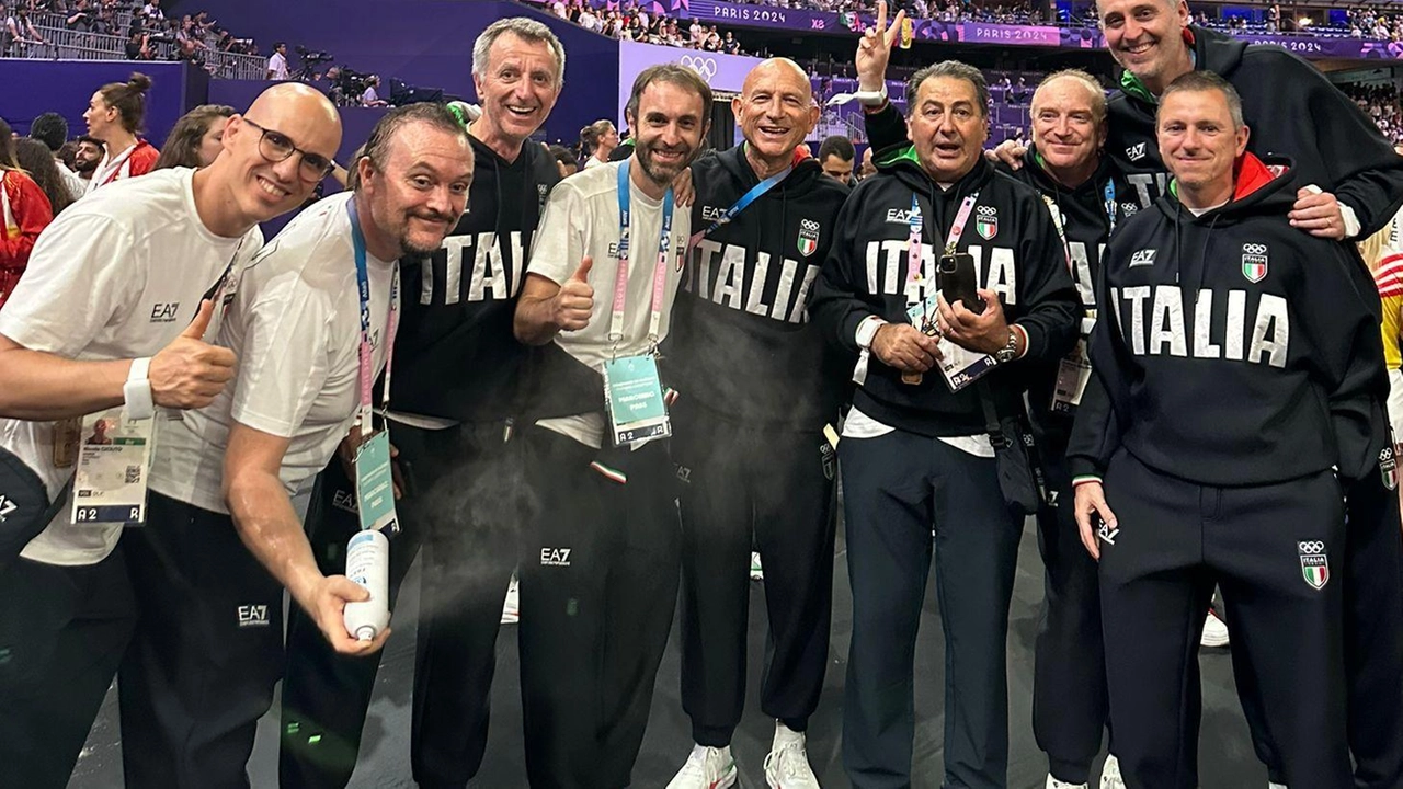 Il medico Piero Benelli racconta le sue esperienze in cinque Olimpiadi con la Nazionale di pallavolo maschile, sottolineando il successo del 2016 e la delusione del recente torneo di Parigi. Condivide riflessioni sul suo ruolo e sull'importanza dell'oro olimpico delle ragazze del volley.