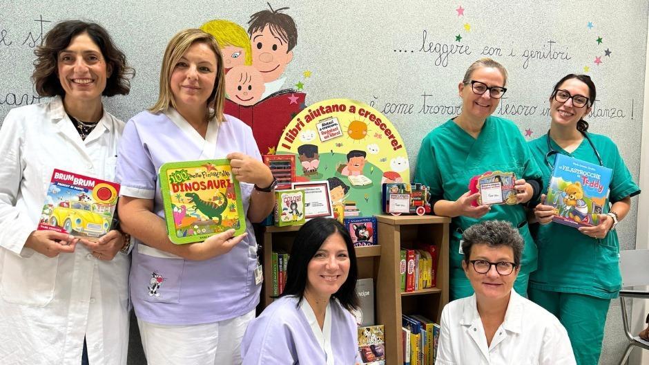 Libri per i piccoli pazienti. Il regalo della Edif al reparto di Pediatria