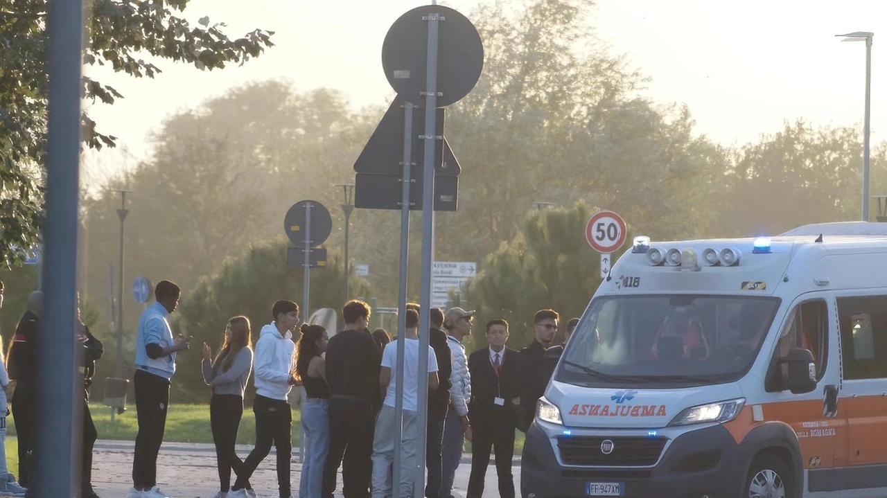 Parapiglia in zona Esp, ragazzino si sente male