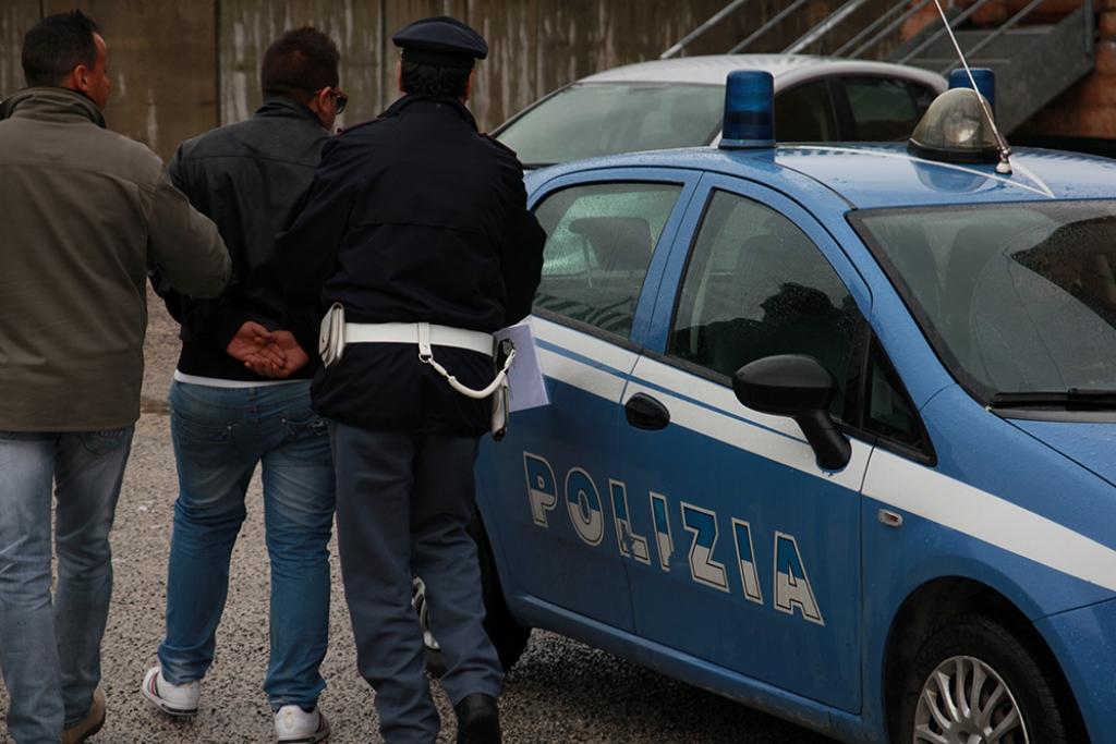 Estorsione, violenze e minacce di morte ai genitori: arrestato 36enne di Fermo