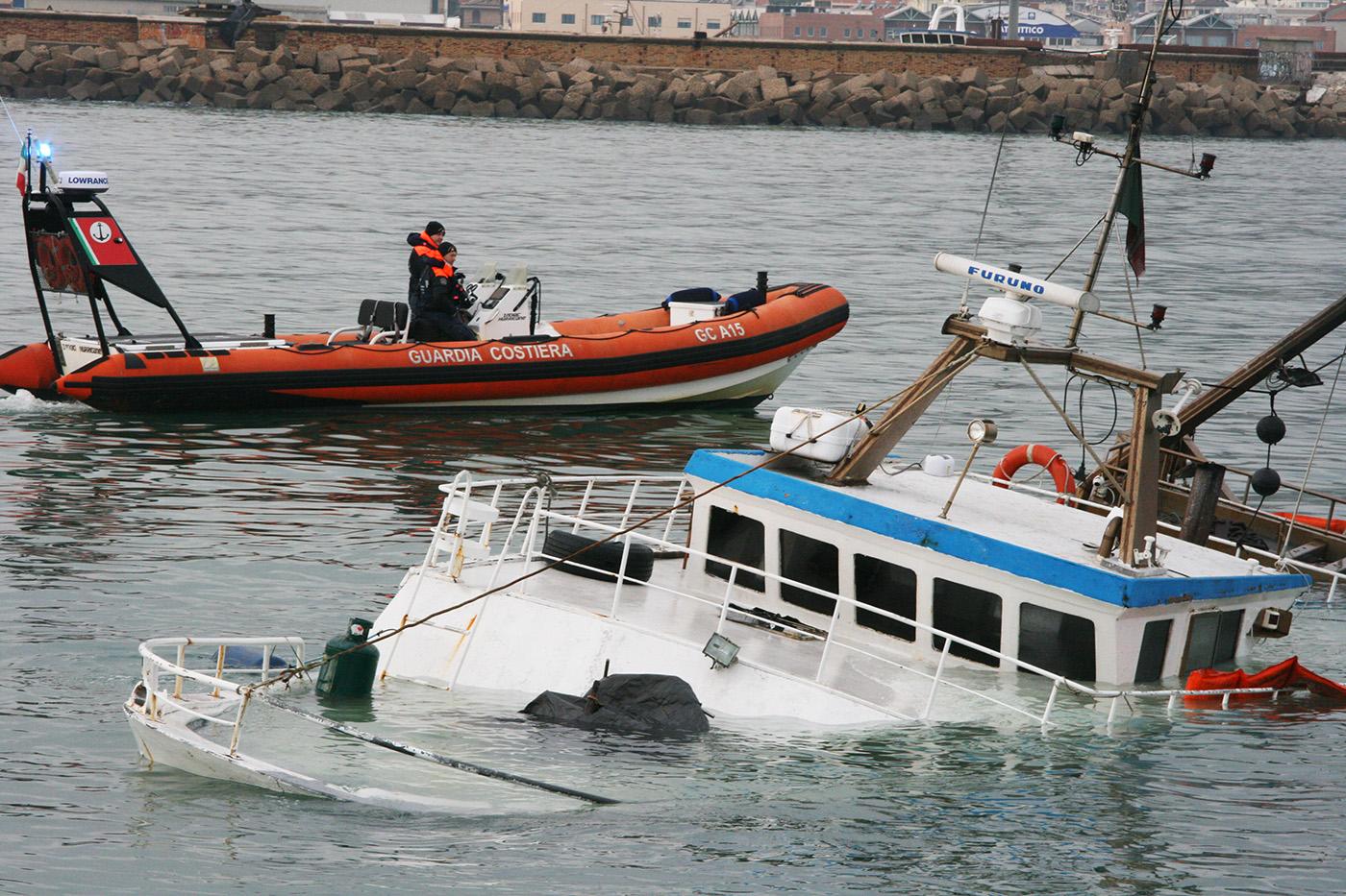 Affonda un peschereccio di 18 metri: tragedia sfiorata