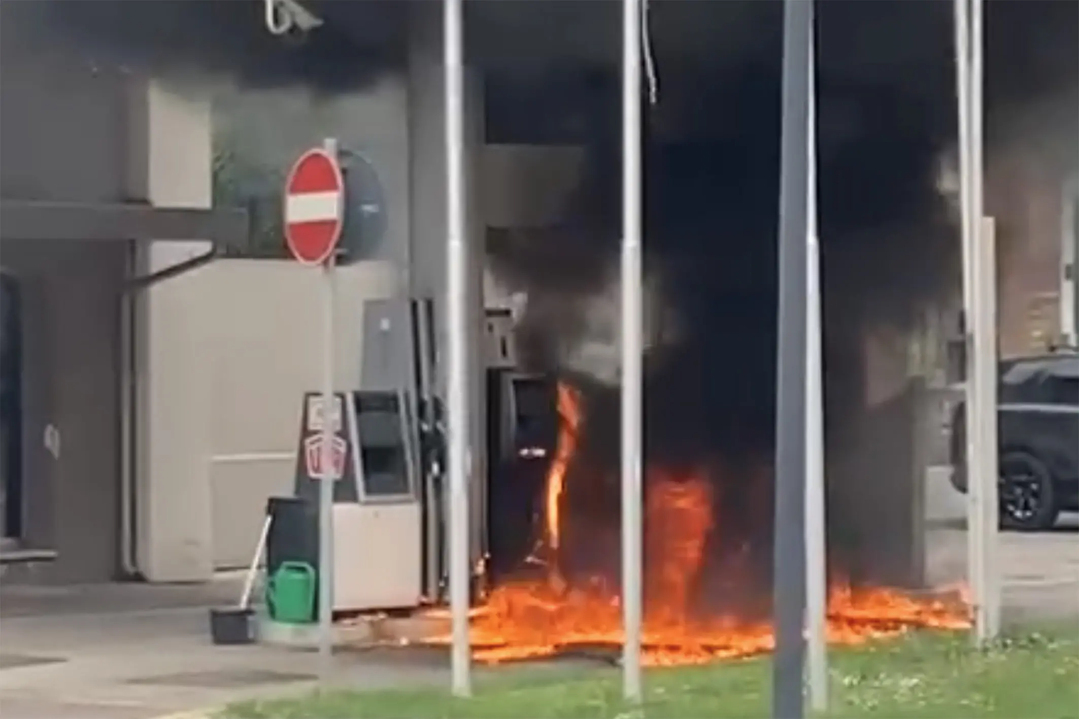 Ravenna: dà fuoco al distributore di benzina, rischio esplosione. Video