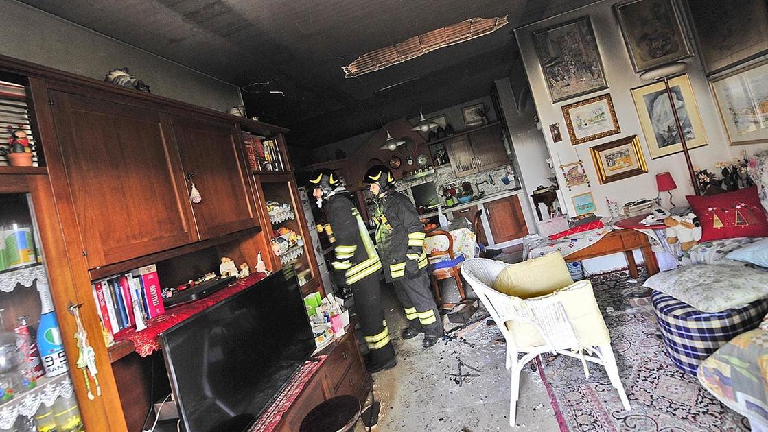 Appartamento in fiamme, condomini evacuati. Donna intossicata, ma i danni sono limitati