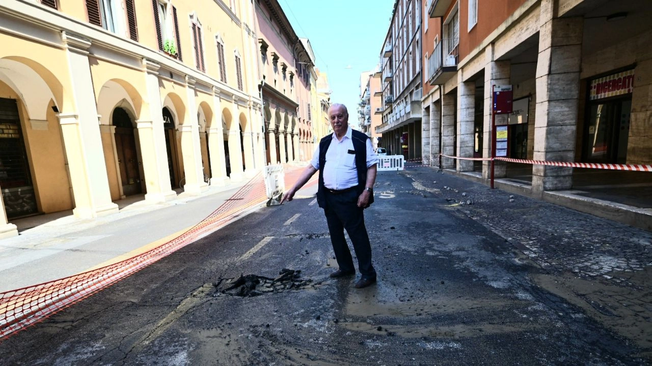 Via Lame a Bologna chiusa per una copiosa perdita d'acqua tra via Marconi e via Riva Reno: disagi e bus deviati