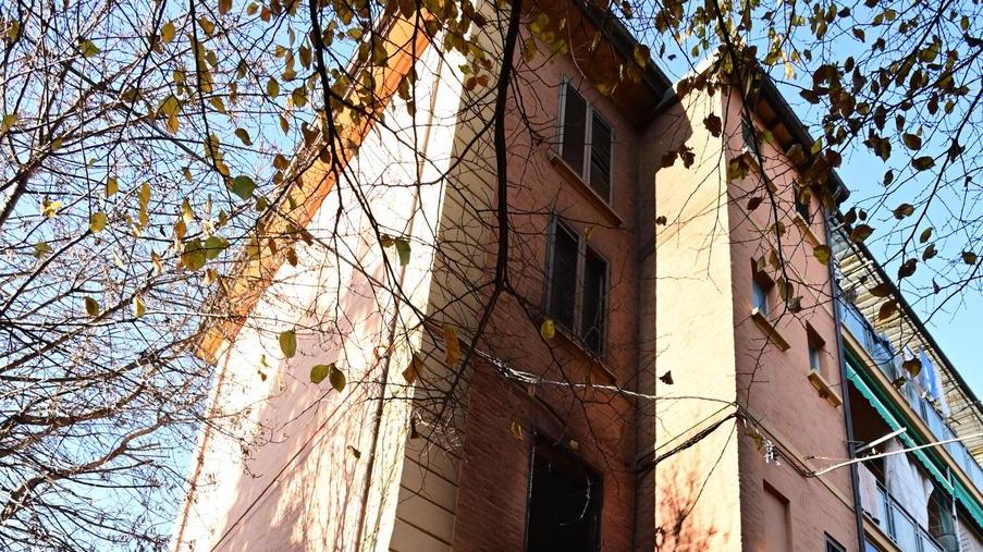 Incendio doloso in via Sirani: residenti evacuati per la seconda volta in tre settimane