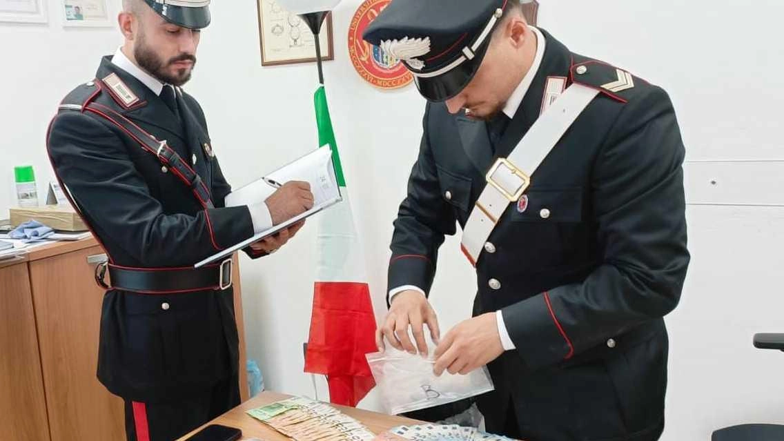 I carabinieri con la cocaina e i soldi sequestrati