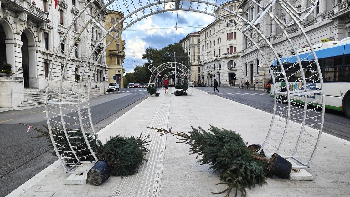 Il vento forte piega le luminarie di Natale in centro ad Ancona