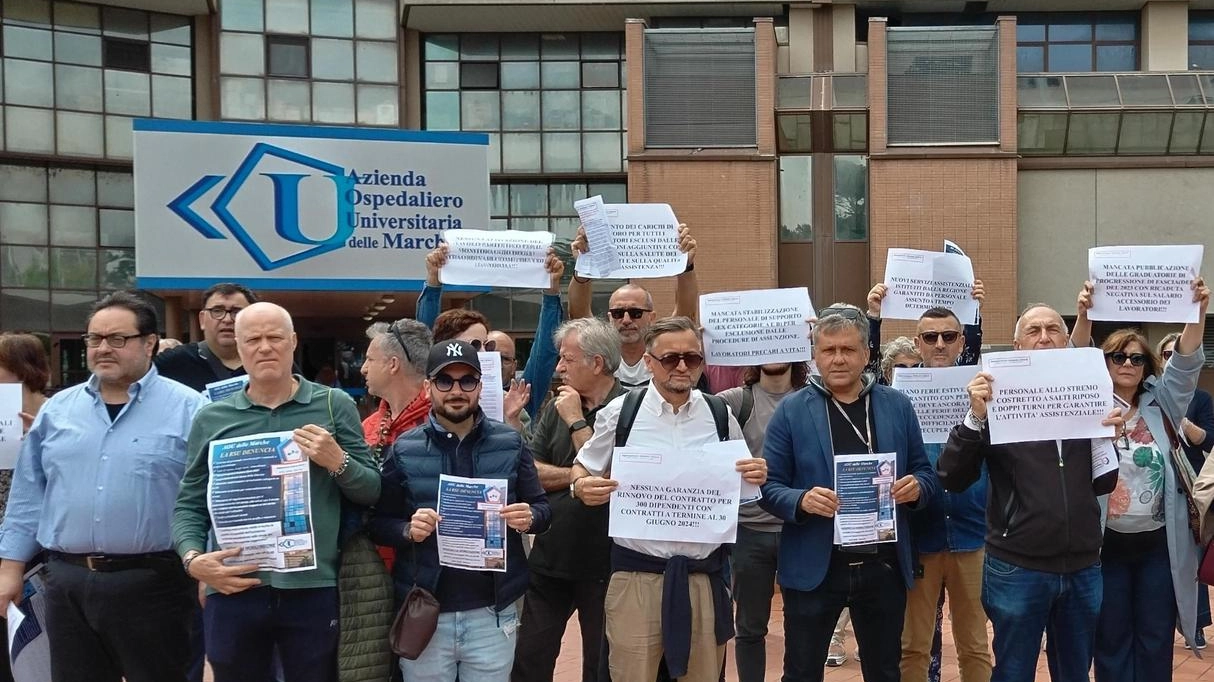 Ospedale, la protesta dei precari: "Assistenza, ci vogliono i quattrini"