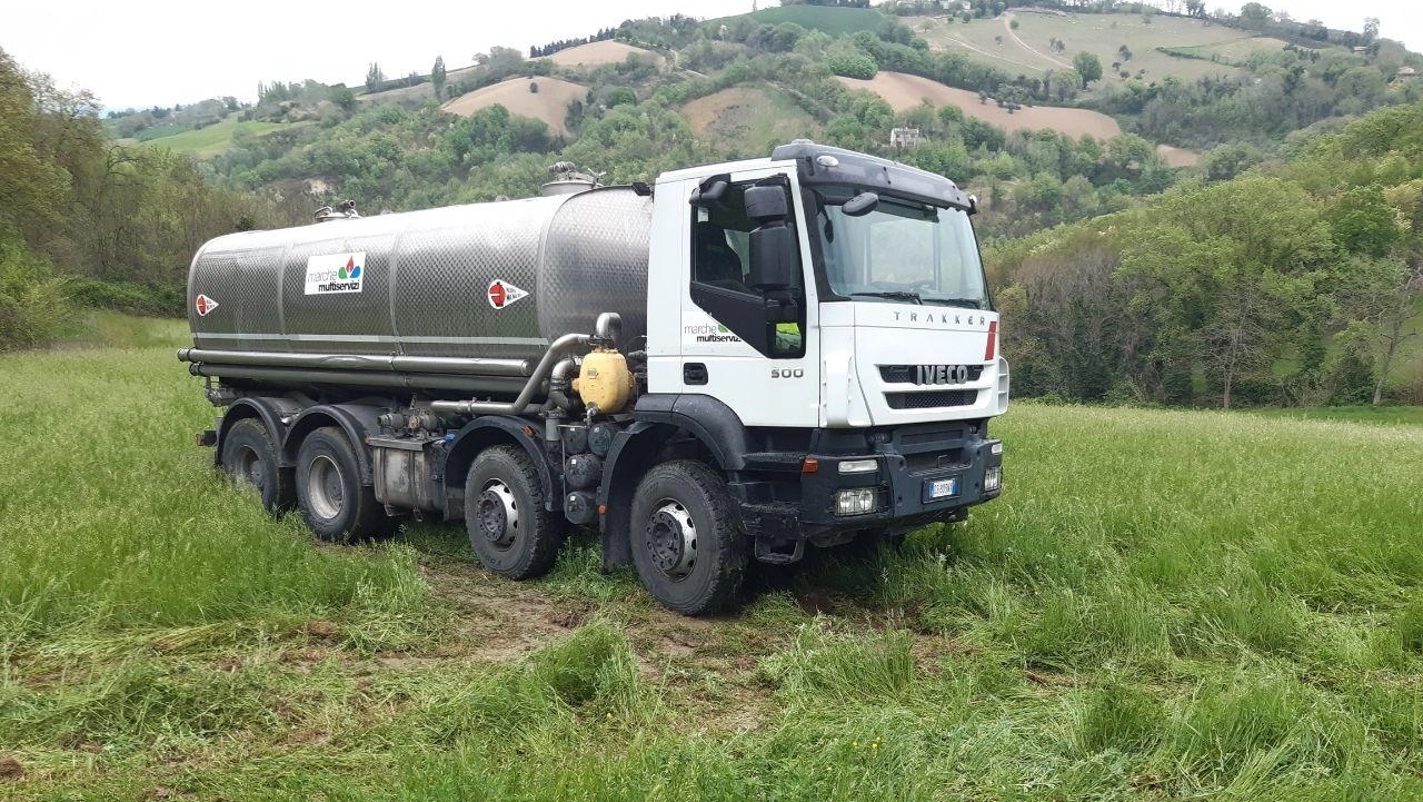 Una delle autobotti di Marche Multiservizi che serve i centri dell’Entroterra, a destra scene dall’acquazzone di ieri