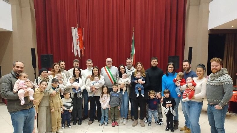 Per il paese è un numero significativo. Sindaco e parroco hanno salutato le famiglie con doni e foto ricordo, tra applausi e lacrime di gioia.