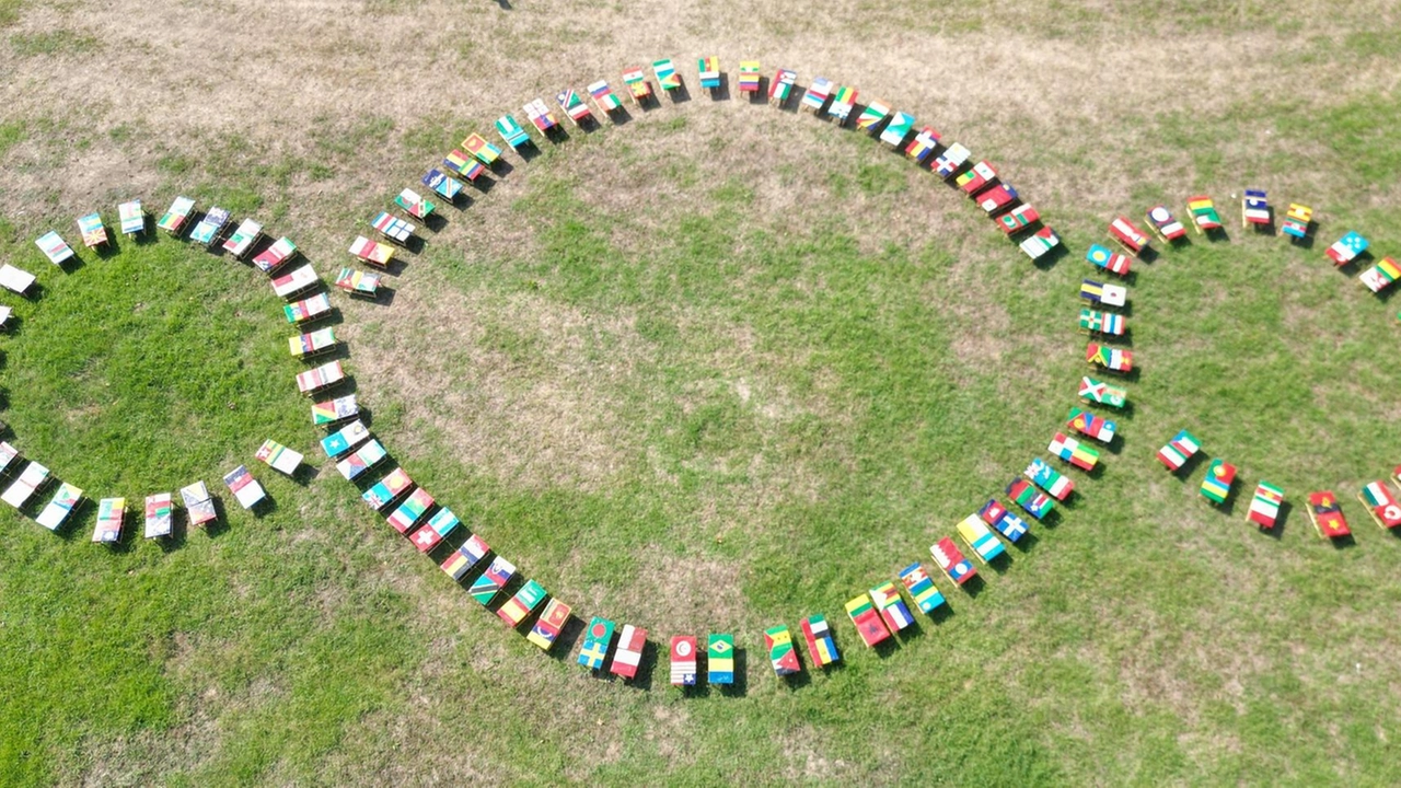 La Bandiera del Mondo 1+1=3 degli artisti Pistoletto e Savarese a Casa Cervi