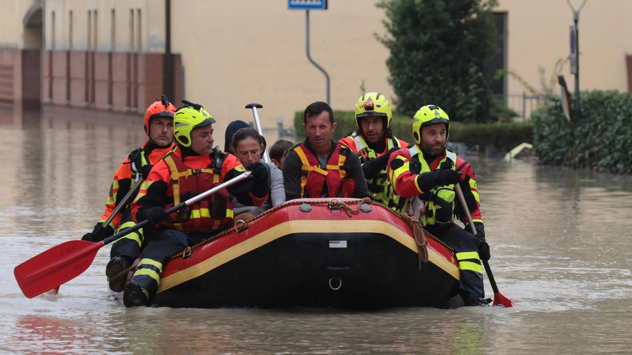 Al PalaBubani si trovano in tanti dopo l’allerta meteo. Brandine tutte occupate, così si apre anche il PalaCattani. L’amarezza di Maurizio Minardi: "La casa l’ho rifatta già una volta, ora i soldi per la seconda volta non li ho più".