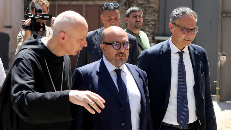 L’abate dom Mauro Maccarinelli con il ministro Gennaro Sangiuliano
