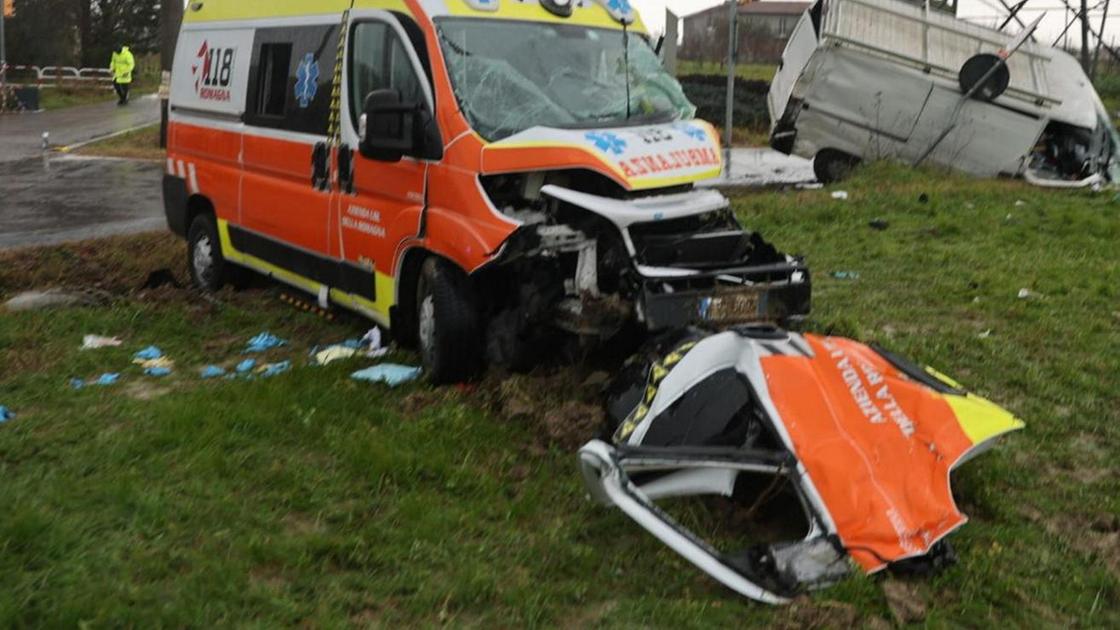 Incidente a Capannaguzzo. Ambulanza si scontra con furgone